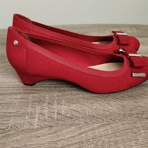 DANA BUCHMAN WOMEN'S SUEDE RED COLOR 8M SIZE. PERFECT CONDITION ..